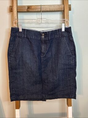 GAP Dark Navy Denim Skirt with Subtle Gray Tones Soft Material Size 8